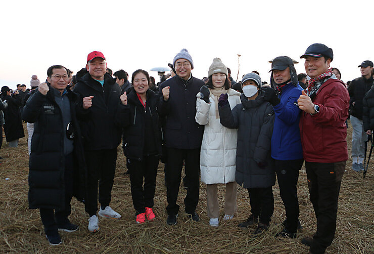 금성산 해맞이 행사 나주시장과 나주마라톤 동호회 회원들과 기념촬영 모습
