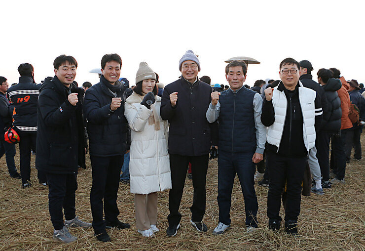 금성산 해맞이 행사 나주시장과 해맞이에 참석한 시민의 기념촬영 모습
