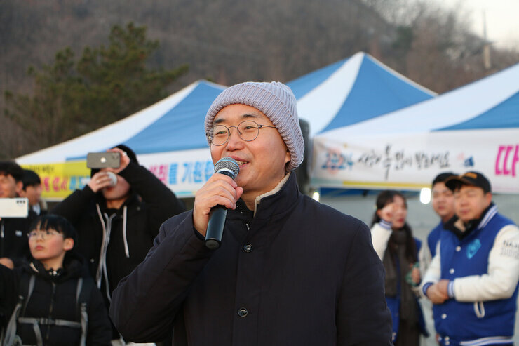 금성산 해맞이 행사 나주시장이 행사장에 마련된 마이크를 잡고 새해 덕담을 하고 있는 모습 근접촬영