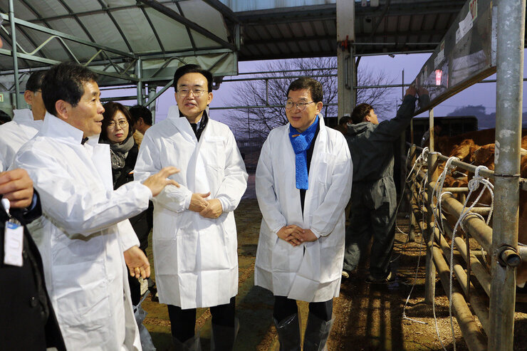 2024년 나주가축시장 안전기원제 나주시장이 방진복을 입고 가축시장을 둘러보고 있는 모습