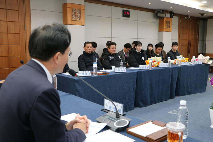 2024년 나주시청 직장운동경기부 입단식 나주시장이 육상팀 쪽을 바라보며 이야기를 하고 있고 선수들과 감독이 바라보고 있는 모습