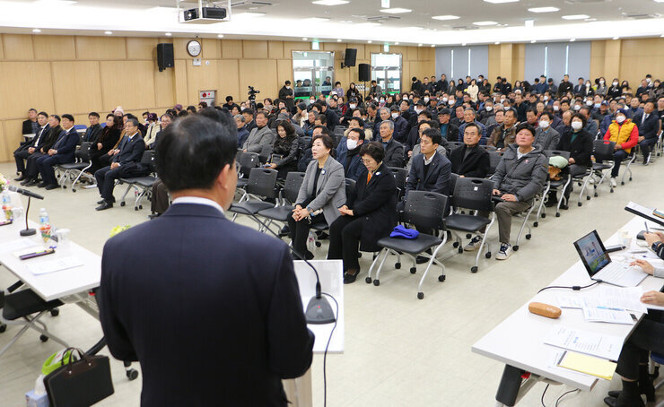 봉황면 주민과의 대화 나주시장이 인사말을 하고 있는 뒷모습과 앉아서 듣고 있는 면민들의 전체 모습