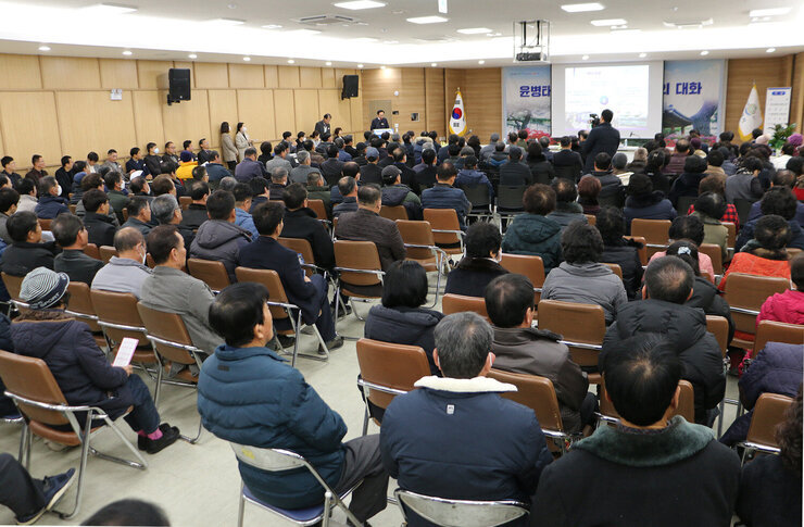 봉황면 주민과의 대화 대화장 전체모습 나주시장의 인사말, 앉아 있는 면민들 전체 뒷보습