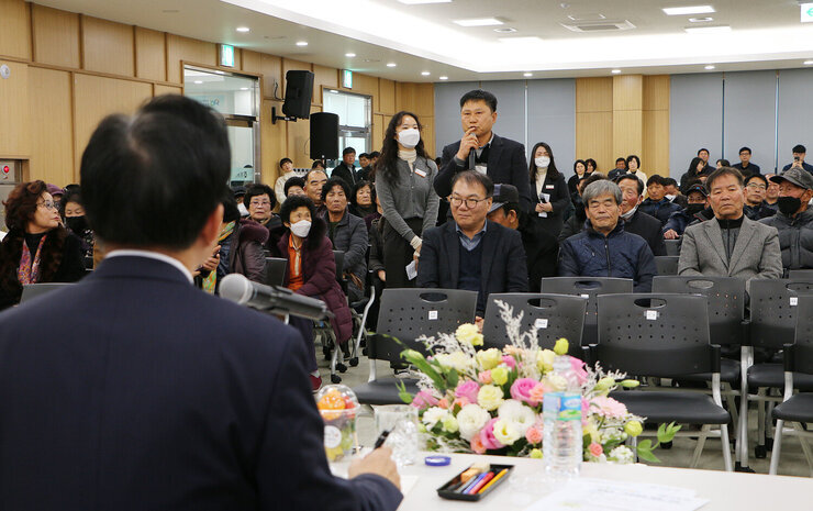 봉황면 주민과의 대화 남성분인 자리에 서서 의견을 말하고 있고 앞쪽 대화석에 앉아서 듣고 있는 나주시장의 뒷모습