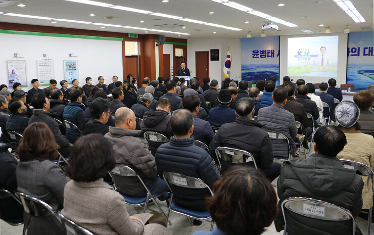동강면 주민과의 대화 나주시장이 인사말을 하고 있고 주민들이 앉아 있는 모습 전체 모습