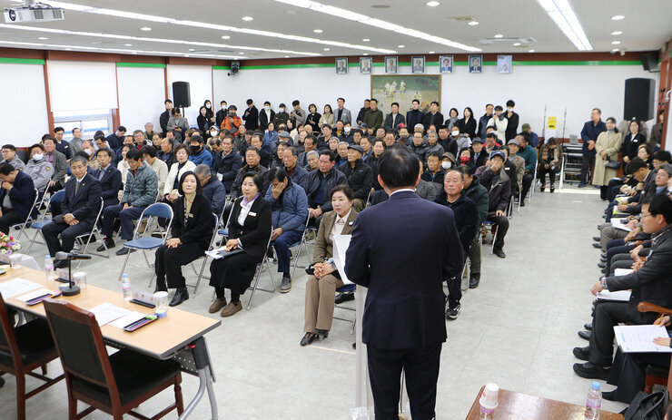 동강면 주민과의 대화 나주시자의 인사말 뒷모습과 참석한 주민들의 앉아 있는 앞모습 전체모습