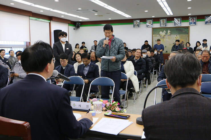 동강면 주민과의 대화 나주시장이 남성주민의 질의를 듣고 있고 남성주민이 자리에 서서 질의를 하고 있는 모습
