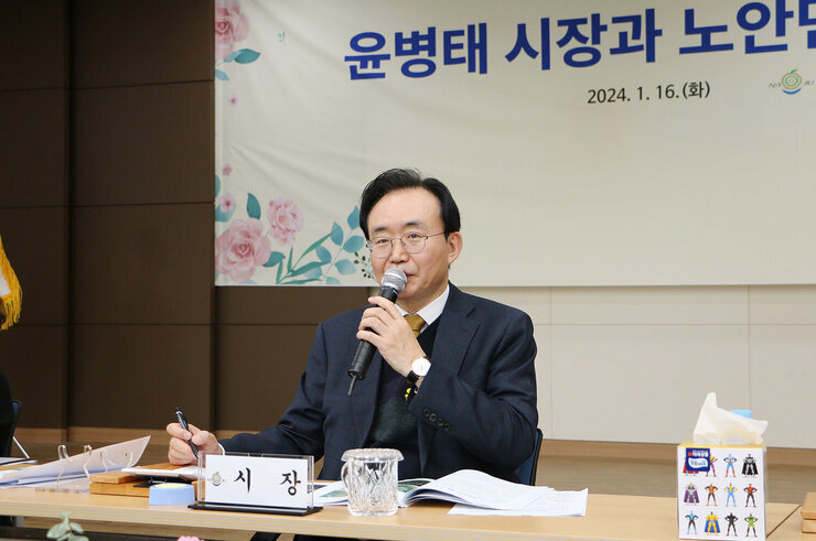 노안면 주민과의 대화 나주시장의 답변 모습 한손으로는 볼펜을 집고 있다 근접촬영
