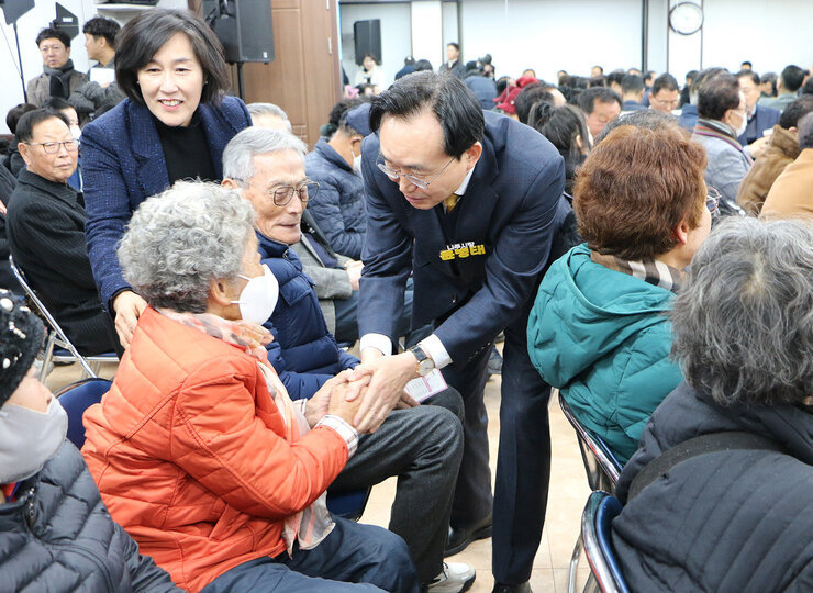 금남동 주민과의 대화 나주시장이 참석한 여성 어르신과 악수를 나누며 인사를 하고 있는 모습