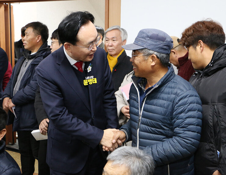 다도면 주민과의 대화 대화장 뒸쪽의 남성 주민과 악수를 하며 대화를 나누는 나주시장의 모습