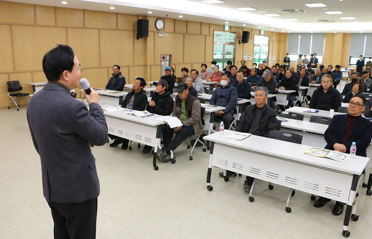 고품질 나주배 생산 및 유통정책 설명회 나주시장의 인사말 모습을 뒷편 측면에서 촬영, 나주시장의 측면 모습이 보이고 참석자들의 앉아 있는 앞모습이 보인다