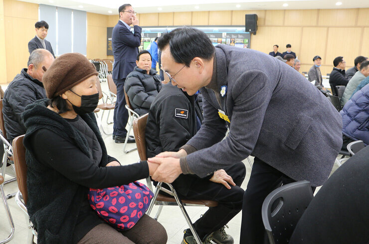 고품질 나주배 생산 및 유통정책 설명회 나주시장이 자리에 앉아 있는 여성 조합원 분과 두손을 잡으며 인사를 나누는 모습