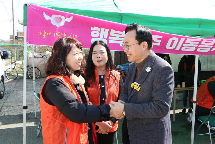 행복나주 이동봉사단 운영 현장 방문 나주시장이 여성 봉사자와 손을 맞잡고 웃으면서 대화를 나누는 모습