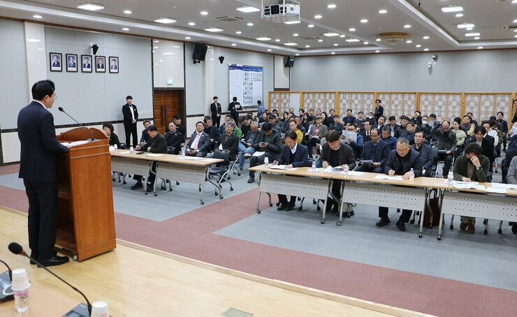 나주시 시민권익위원회 정기회의 단상 뒷편에서 촬영한 나주시장의 측면 모습과 참석자들의 앉아 있는 앞모습