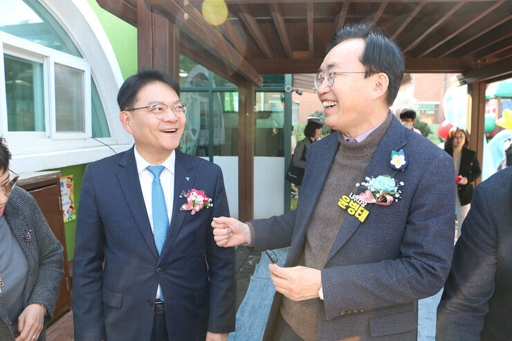 365일 하나돌봄 보육실 개원식 나주시장과 하나금융그룹 관계자가 활짝 웃으며 대화를 나누는 모습