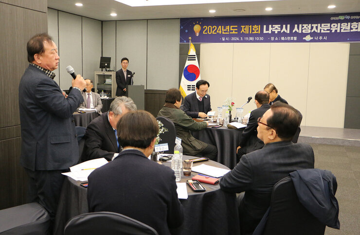 나주시 시정자문위원회 위원 한분이 자리에 자리에 서서 건의사항을 말하고 있는 모습