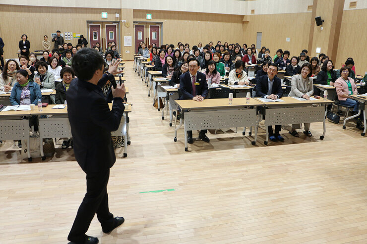 전남 여성농업인 경영혁신 리더교육 강의를 하고 있는 강사의 뒷편에서 촬영한 교육모습 나주시장과 여성 농업인의 강의를 듣고 있는 앞모습