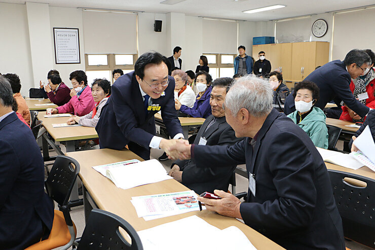 나주시 노인대학 입학식 나주시장이 식 전 남성 어르신과 악수와 함께 인사를 나누는 모습