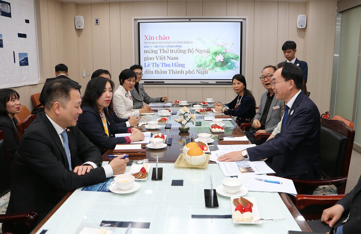 베트남 외교부차관과의 간담회 나주시장이 소회의실 회의 석상에 놓인 나주배에 대해 베트남 외교부 차관에게 설명을 하고 있는 모습