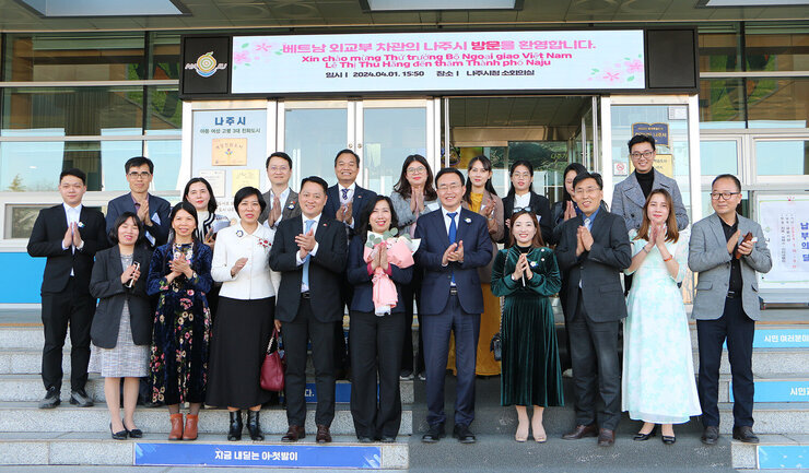 베트남 외교부차관과의 간담회 나주시장과 베트남 외교부 찬관 및 관계자들 전체 시청 현관 앞 기념촬영 모습