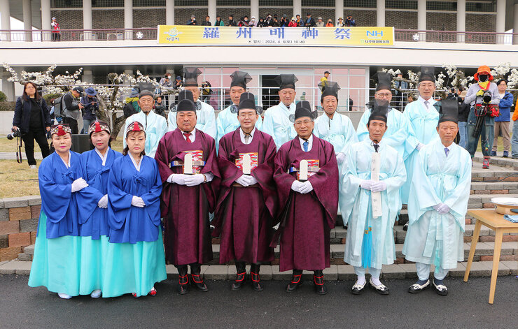 나주 배꽃 전국 사진 촬영 대회 및 배신제 봉행 행사 배신제 봉행 전 나주시장과 제관들 전체 기념촬영 모습