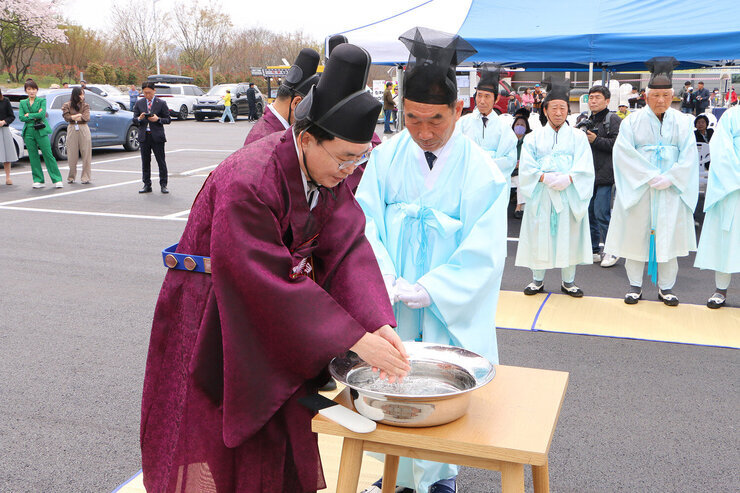 나주 배꽃 전국 사진 촬영 대회 및 배신제 봉행 행사 나주시장이 배신제 봉행을 위해 마련된 새ㅅ숫대야에 손을 씻고 있는 모습