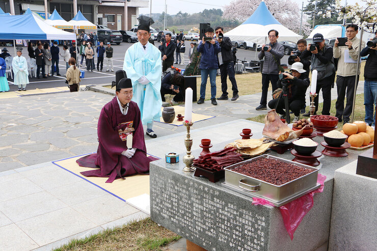 나주 배꽃 전국 사진 촬영 대회 및 배신제 봉행 행사 나주시장이 마련된 제단 앞에 앉아 제를 지내고 있는 모습
