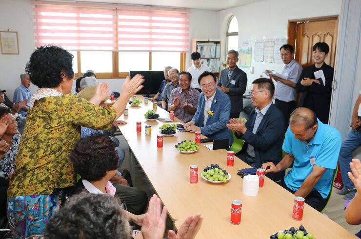 무더위 쉼터 현장 점검 나주시장이 마을 어르신들께 경로당 건의사항을 듣고 웃으며 화답을 하니 마을 어르신들이 박수를 쳐 주고 있는 모습