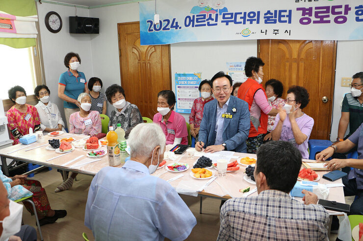 무더위 쉼터 현장 점검 나주시장이 남성 마을 어르신의 건의사항에 대해 웃으며 바라보고 있는 모습