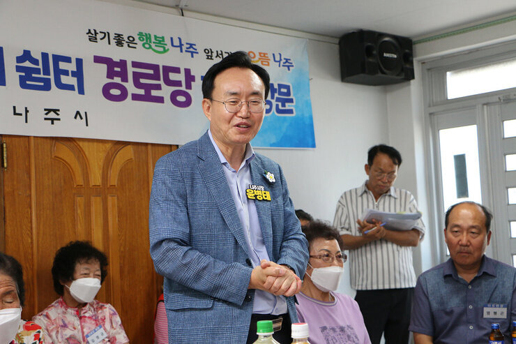 무더위 쉼터 현장 점검 나주시장이 입식테이블 자리에 서서 건의 사항에 대한 답변과 마무리 인사말을 하고 있는 모습