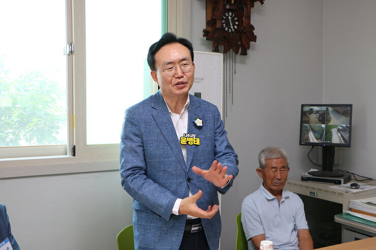 무더위 쉼터 현장 점검 나주시장이 자리에 서서 마무리 인사말을 두손을 배꼽 높이로 하고 말을 이어가고 있는 모습