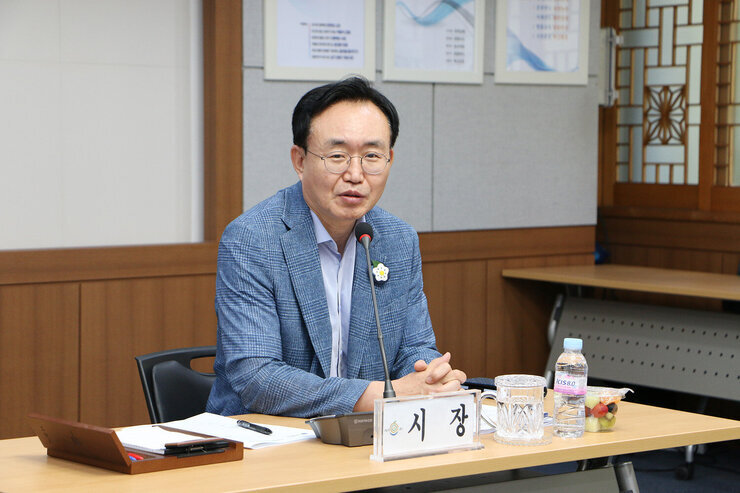 시민 직소상담실 민원 추진상황 보고회 좌측면에서 촬영한 나주시장의 당부의 말 모습