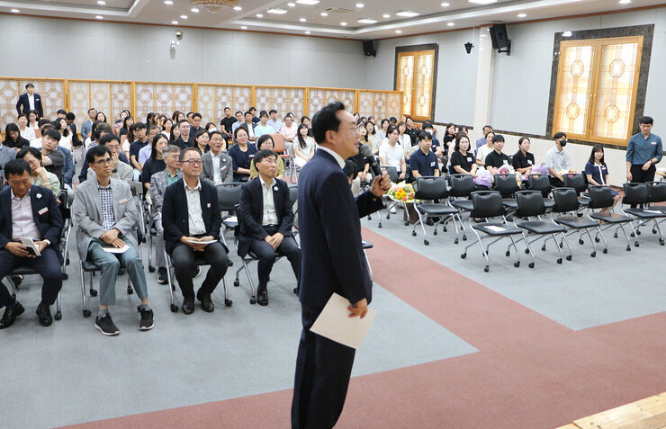 9월 정례조회 나주시장의 갑질 근절교육 모습 강의를 하고 있는 나주시장의 뒷편에서 촬영한 사진 참석 직원들의 앉아 있는 앞모습이 보인다