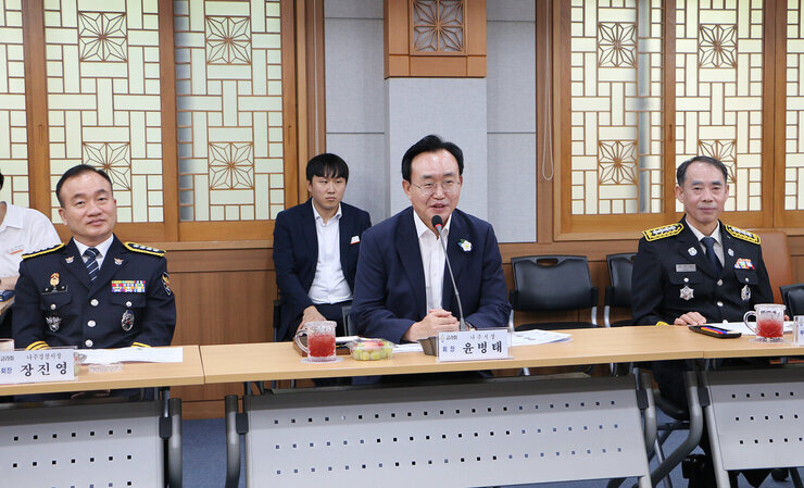 금라회 9월 정례회의 나주시장이 자리에 앉아 인사말을 하고 있는 모습