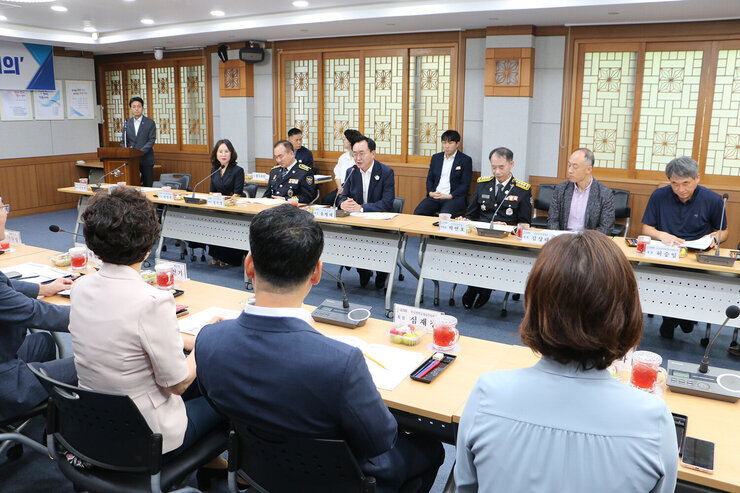 금라회 9월 정례회의 마주보고 앉아 있는 기관장들 뒷편에서 촬영한 나주시장의 인사말 모습