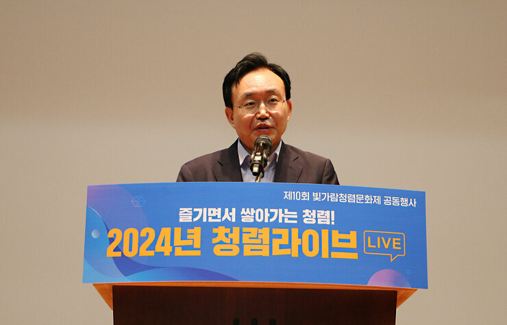 2024년 청렴라이브 교육 나주시장이 강의장 무대 위 단상에 서서 인사말과 함께 강사 소개를 하고 있는 모습 근접촬영