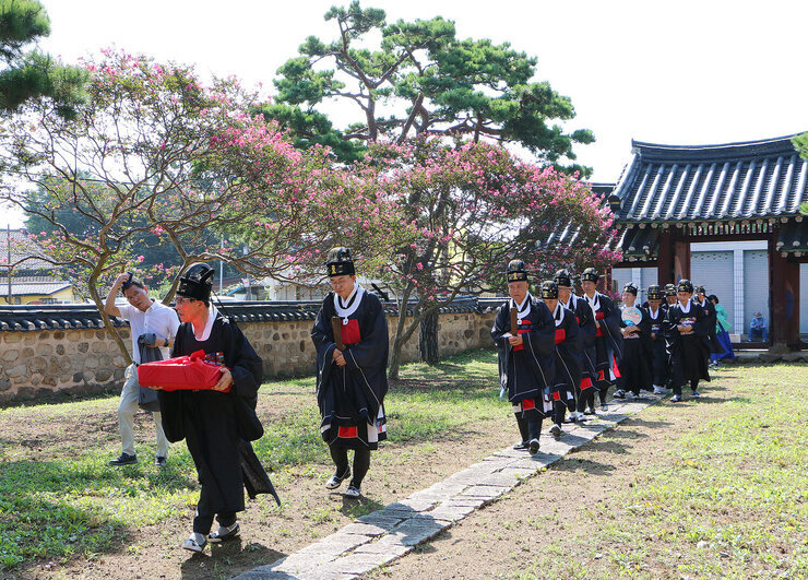 나주향교 추기 석전대제 나주시장이 대성전에 제를 올리기 위해 이동을 하고 있는 모습