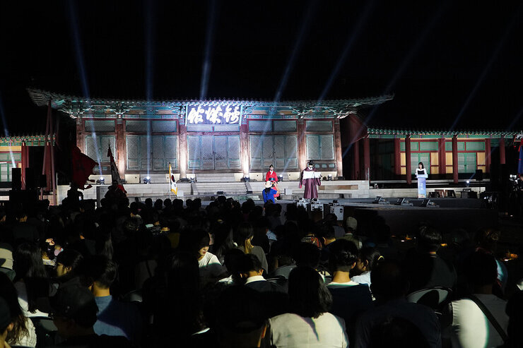 나주 문화유산 야행 나주시장의 축사 모습과 참석자들의 앉아 있는 모습 금성관이 뒷배경으로 보인다