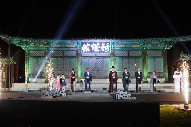나주 문화유산 야행 나주시장과 관계자 8명이 무대 위에서 발파 버튼을 누르는 퍼포먼스를 하고 있는 모습
