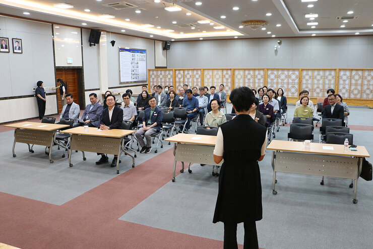 기관장 및 고위공직자 4대 폭력 예방교육 강의를 하고 있는 강사 뒷편에서 촬영한 모습 나주시장과 참석 간부공무원들이 듣고 있는 앞모습이 보인다