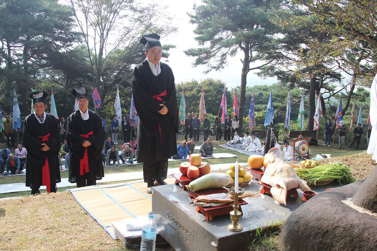 자미산 천제 나주시장이 제를 지내기 위해 천제단 앞에 서 있는 모습 뒷쪽에 나주시의회 의장 외 1명이 함께 서 있는 모습