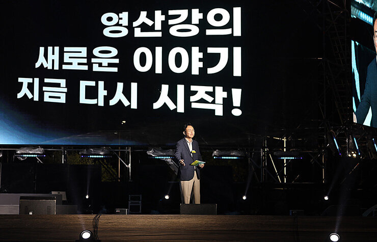 2024 나주영산강축제 개막식 주무대 위에서 환영사를 하고 있는 나주시장의 모습을 좌측면에서 촬영한 사진