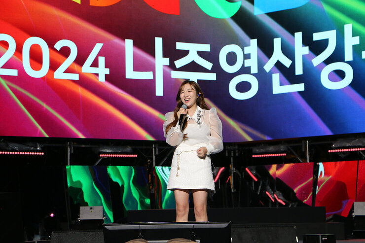 2024 나주영산강축제 개막식 개막 축하공연으로 초대된 여성 가수가 무대 위에서 인사말을 하고 있는 모습