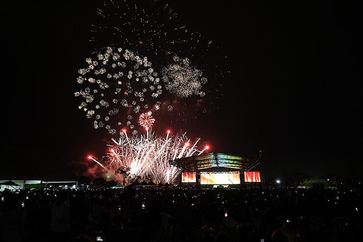 2024 나주영산강축제 개막식 주무대 뒷편에서 개막을 알리는 폭죽이 터지고 있는 모습