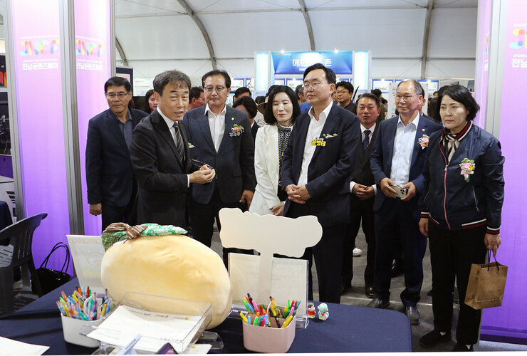 2024 전남 콘텐츠페어 개막식 나주시장과 관계자들이 행사장에 마련된 부스를 둘러보며 관계자에게 설명을 듣고 있는 모습