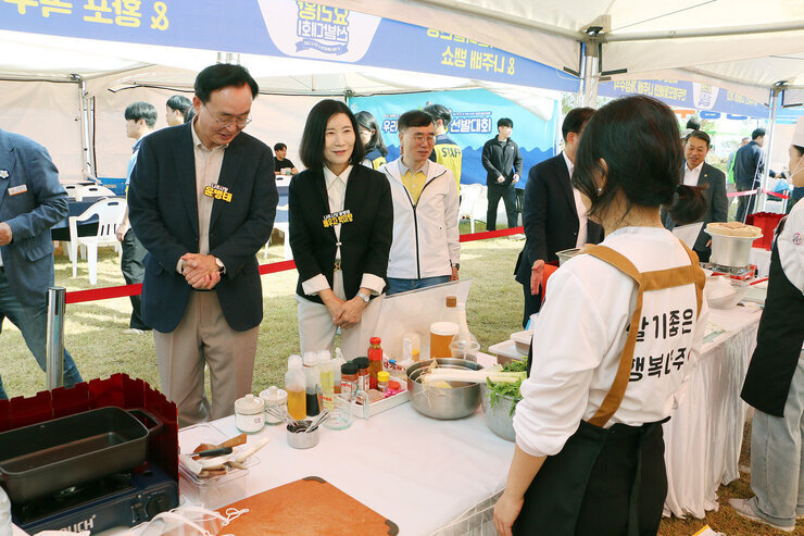 영산강축제 우리가족 요리왕 선발대회 나주시장과 배우자가 요리부스를 둘러보고 있는 모습