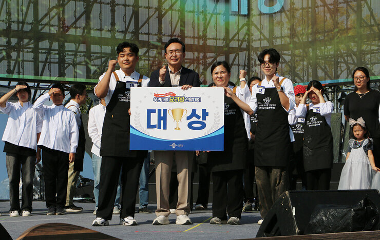 영산강축제 우리가족 요리왕 선발대회 나주시장이 대상을 받은 팀과 기념촬영을 하고 있는 모습