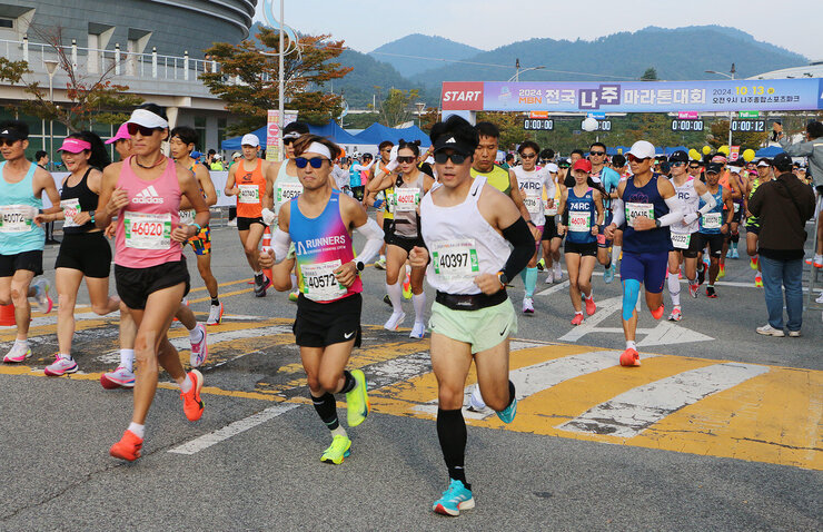 MBN 전국 나주마라톤대회 마라톤대회에 참가한 선수들이 출발선을 나서고 있는 모습