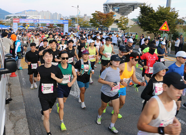 MBN 전국 나주마라톤대회 5km 참가 선수들이 출발선을 나서는 모습