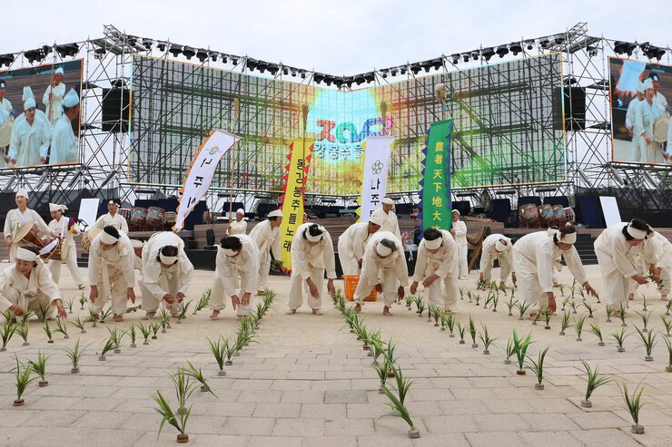 영산강축제 동강봉추들노래, 뮤지컬 레미제라블 주무대 앞에서 들노래 팀이 모내기 시연을 펼치고 있는 모습